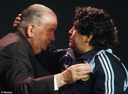 Cố chủ tịch Liên đoàn bóng đá Argentina Grondona có mối quan hệ 